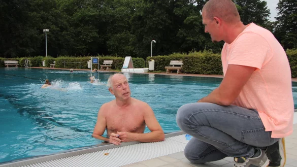 Schwimmer Uwe Pape z&auml;hlt zu den Stammg&auml;sten und hat bei Badeleiter Christian Piechuta nichts zu bem&auml;ngeln. Ab 10 Uhr d&uuml;rfen im  Becken ausdr&uuml;cklich auch Kinder und Jugendliche spielen. Platz genug gibt es auch in Corona-Zeiten f&uuml;r alle. - &copy; Katrin Kantelberg