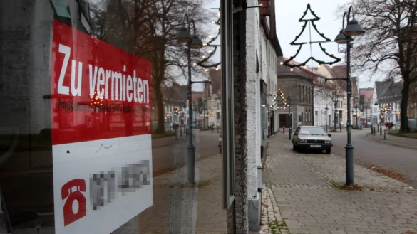 Warten auf den neuen Mieter: auch in der Mittelstraße in Horn ist längst nicht mehr jedes Ladenlokal belebt. - © Bernhard Preuss