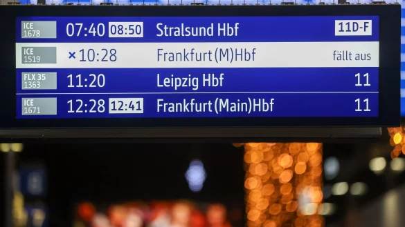 Die Deutsche Bahn will künftig besser über Störungen informieren. - © Bodo Marks/dpa