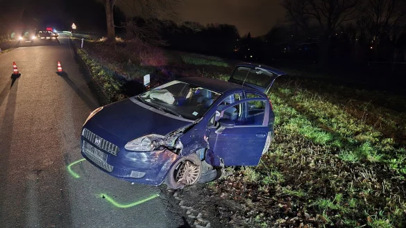 Der Fiat der mutmaßlichen Unfallverursacherin ist stark beschädigt. Foto: Reinhard Bellach - © Reinhard Bellach