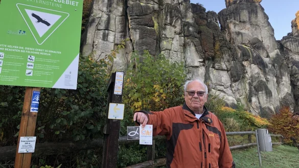 Adolf Nagel zeigt die Wanderzeichen, die Langfinger besonders gerne stehlen.&nbsp; - &copy; Silke Buhrmester