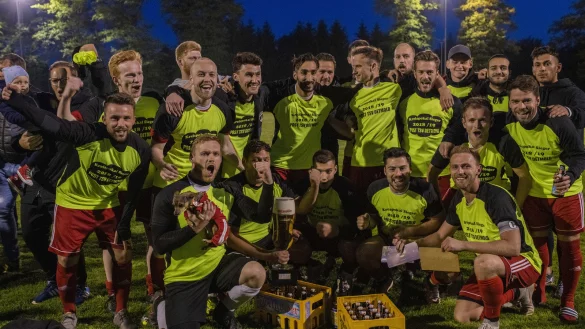 So jubelt Post-TSV Detmold zu sp&auml;ter Stunde am Paradies in Oesterholz. - &copy; EGON PENNER