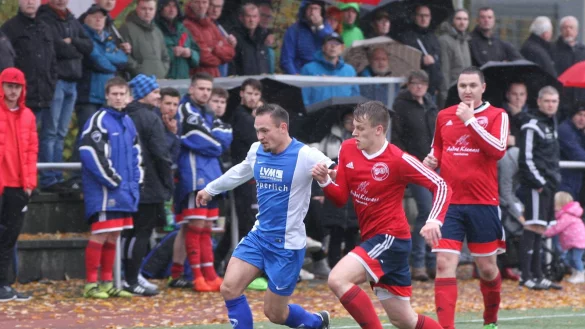 Bissig im Zweikampf: Jan Jakobi (H&ouml;rLie) setzt hier den Lemgoer Kapit&auml;n Patrick Wattenberg (links) unter Druck. Viele Zuschauer und Tobias Fitz (rechts) beobachten den Zweikampf. - &copy; Sebastian Lucas
