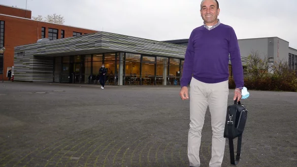 Integrationshelfer Karim Suleiman steht vor der Mensa des  Schulzentrums Aspe.&nbsp; - &copy; Georg K&auml;lble