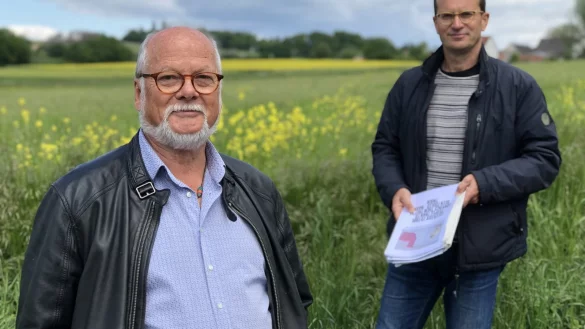 Karl-Ludwig Tracht (links) und Uwe Vogel wollen die sogenannte Nordumgehung durch das Ilsetal verhindern. Die Felder hinter ihnen in Richtung Wacholderweg w&uuml;rden durch die Trasse zerschnitten, warnen die beiden Pro-Ilsetal-Vertreter. - &copy; Till Brand