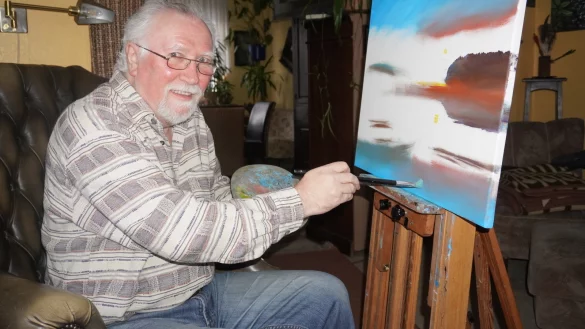 T&auml;glich von 20 Uhr an sitzt Wolfgang Rose in seinem Wohnzimmer-Sessel vor der Leinwand und malt. Insgesamt sind bereits mehr als 360 gegenst&auml;ndliche und fotorealistische Bilder entstanden. - &copy; Michaela Wei&szlig;e