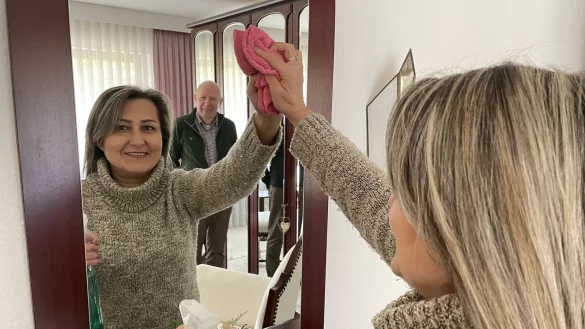 Zalya Abramova hat vor Kurzem den Schritt in die Selbstst&auml;ndigkeit gewagt. Dieter Holthaus stand ihr dabei immer mit Rat und Tat zur Seite und hat ihr vor allem &uuml;ber die b&uuml;rokratischen H&uuml;rden geholfen. - &copy; Seda Hagemann