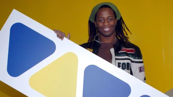 Der damalige VIVA-Moderator Mola Adebisi hält im Sendegebäude das Logo des Musiksenders in den Händen. Ein Vierteljahrhundert nach seiner Gründung wird der Musiksender Viva zum Jahresende endgültig eingestellt. - © picture alliance/KEYSTONE