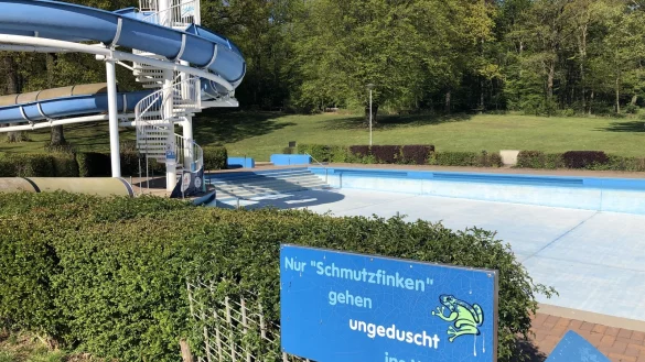 Das Waldbad in Bad Meinberg &ouml;ffnet in der Regel im Juni. Noch ist kein Wasser im Becken, doch die vorbereitenden Arbeiten und Sanierungen gehen auch in der Coronavirus-Krise weiter.&nbsp; - &copy; Silke Buhrmester