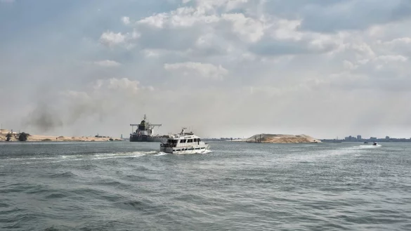 Schiffsverkehr im Suezkanal wieder angelaufen - &copy; Foto: Sayed Hassan/dpa