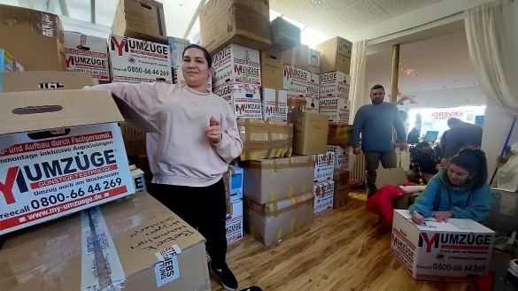 G&uuml;listan Ceyhan, Murat Firinci und Nevin Zargorny packen im Detmolder Reiseb&uuml;ro Erverdi zahlreiche Spenden f&uuml;r die betroffenen Erdbebengebiete zusammen. Ein voller Transporter hat sich schon Montagnacht auf den Weg gemacht. Inhaber Teyfik Ayetekin ist von der Hilfsbereitschaft &uuml;berw&auml;ltigt. "Bis Donnerstag haben wir Aufnahmestopp, ich muss erst einmal schauen, was f&uuml;r einen Laster ich bekomme", sagt er. - &copy; Janet K&ouml;nig