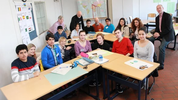 Schulleiter Frank Schnelle (r.) mit seinem Lehrer-Team und der neuen Integrationsklasse am August-Griese-Berufskolleg.&nbsp; - &copy; Ulf Hanke
