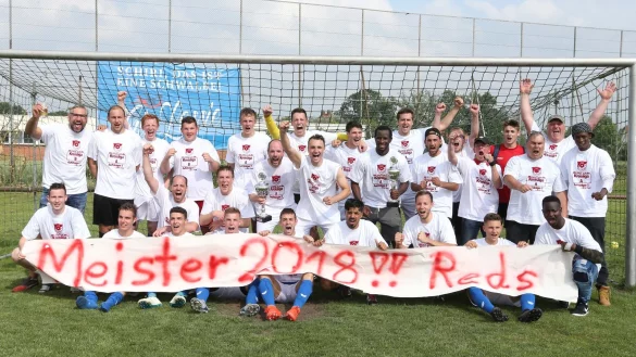 So jubelt der Meister der B-Liga Lemgo, Gruppe 2: Der TuS Bexterhagen mit Obmann Sven Gleisner (hinten links), Trainer Achim Wenzel, den Assistenten Lars Sch&ouml;ning und Uwe Wehmeyer, Timm K&ouml;tter (Offizieller) sowie den Spielern Dennis Wehmeyer, Julian Droste, Marcel Diekmann, S&ouml;ren Br&uuml;ntrup, Dominik Dodt, Dirk Semmelroth, Nick Warbende, Fabian Butzkies, Moritz Gromann, Marc Philipp Hotes, Eric W&ouml;hler, Joshua Kammel, Alexander Vo&szlig;, Arne Middeldorf, Raid Shamo, Paul Hersekorn, Henning Schildmann und Nils Gleisner. - &copy; Paul Cohen
