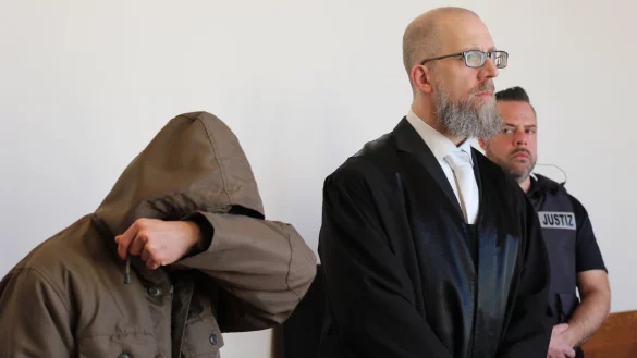 Der 25-jährige Angeklagte schweigt an der Seite seines Verteidigers Hendrik Schnelle aus Detmold zum Prozessauftakt. - © Janet König