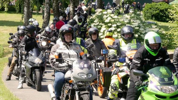 Rund 120 Biker starten zur Ausfahrt durch das lippische Bergland. - &copy; Rudi Rudolph