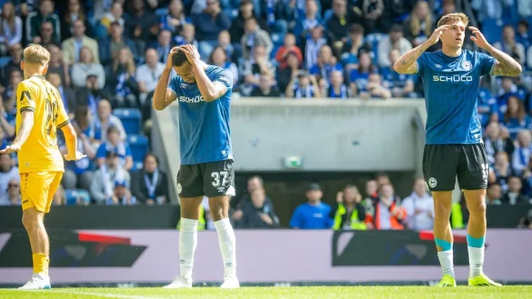 Die Arminen Joel Grodowski (r.) und Noah Sarenren Bazee fassen sich an den Kopf. - © Sarah Jonek