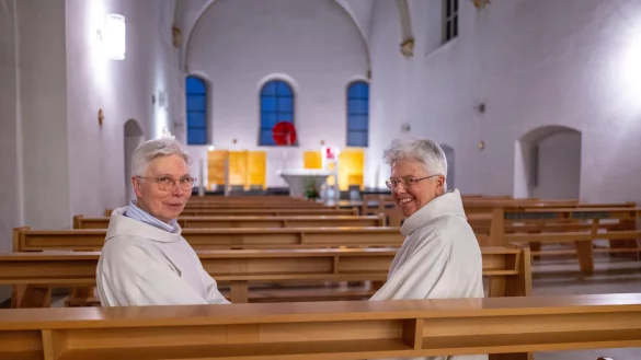 Schwester Ancilla Ernstberger (l.) und Schwester Laetitia Eberle zeigen das Paderborner Michaelskloster &ndash; hier sitzen sie in der Kirche. - &copy; Niklas T&uuml;ns