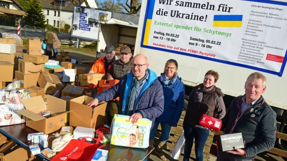 Sammeln f&uuml;r die Ukraine: (von links) Artem Cibe, Alexander Klepfer, Marco Wallenstein, Jutta Niepelt, Sabine Br&uuml;ggemann und B&uuml;rgermeister Frank Meier. - &copy; Nicole Ellerbrake