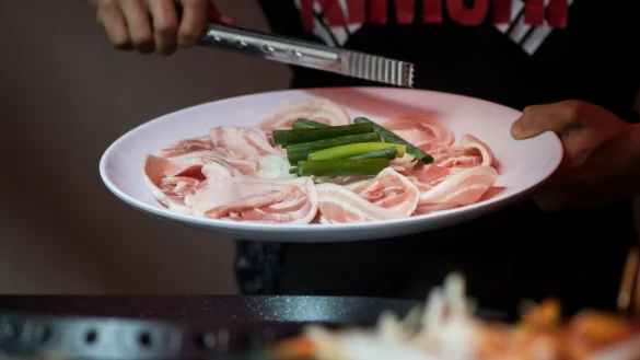 Schweinebauch auf einem Teller - &copy; Foto: Franziska Gabbert/dpa-tmn