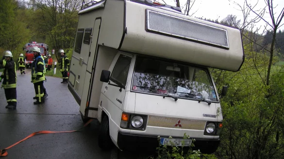 Abschleppdienst: Das Wohnmobil wird zur&uuml;ck auf die Broser Stra&szlig;e gezogen. - &copy; Wulf Daneyko