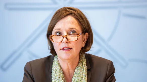 "Brauchen die Präsenzpflicht": NRW-Schulministerin Yvonne Gebauer. - © dpa