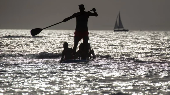 Stand-up-Paddling an der Ostsee - &copy; Foto: Jens B&uuml;ttner/dpa-Zentralbild/dpa-tmn