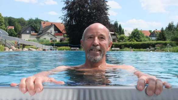 Bahnenschwimmer Reinhold Lalk aus Schwelentrup war fr&uuml;h am Start als in D&ouml;rentrup das Freibad &ouml;ffnete. - &copy; Axel B&uuml;rger
