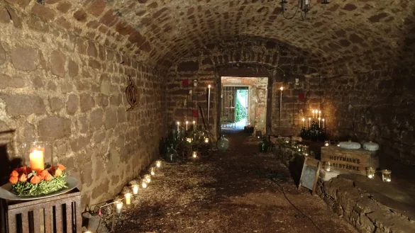 Heimelig: Der Gew&ouml;lbekeller (Eingang und im Inneren) der Familie Brinkmann hat eine lange Geschichte. Er bietet eine besondere Atmosph&auml;re f&uuml;r den Kunsthandwerkermarkt. - &copy; Brinkmann