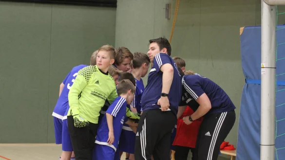 Die Stadtauswahl im vergangenen Jahr: Das Team um Torh&uuml;ter Connor Fitzgerald sowie den Trainern Simon Koring und Henri Ellerbrok (von links) ist gegen die namhafte Konkurrenz ohne Chance gewesen. - &copy; Sebastian Lucas