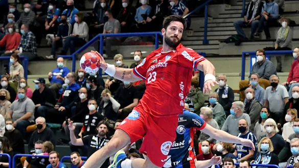 Licht und Schatten in Solingen: Lemgos R&uuml;ckraumspieler Tim Suton erzielte bei der Niederlage in Solingen f&uuml;nf Tore. - &copy; Mathias M. Lehmann