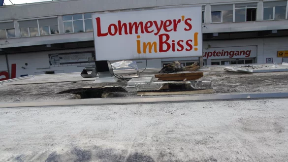 Um an den Brandherd gelangen zu k&ouml;nnen, musste die Feuerwehr das Dach des Imbiss-Standes aufschneiden. - &copy; Klaus Frensing