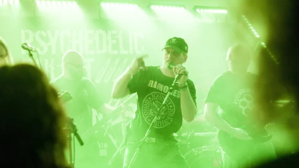 Hard-Rock im Scheinwerferlicht: Sänger Graeme Sheridan erzeugt zusammen mit seiner Band „Psychedelic Bullet" Festivalatmosphäre. Das Licht und den guten Ton haben die Bands Torben Schmidt zu verdanken. - © Laurenz Tegethoff