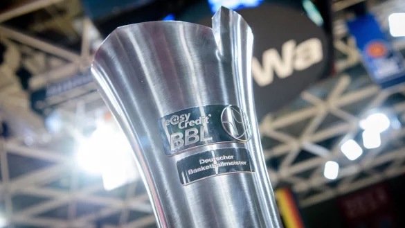 Meisterpokal - &copy; Foto: Matthias Balk/dpa