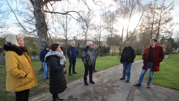 Ortstermin zu den Kleinspielfeld-Pl&auml;nen an der Grundschule Kirchheide mit (vordere Reihe, von links) Martina Hagedorn (CDU), Schulleiterin Sabine Tewes-Wittig, Friedhelm Jasper (SPD), Carsten Steinmeier (CDU) und Marius Kremming (SPD). - &copy; Jens Rademacher