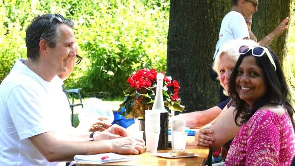 Fast 30 Grad im Abteigarten beim Picknick: Mit dabei waren Monja de Silva, die seit Januar in Lemgo lebt (rechts) und ihr Freund Holger Schaffstein (links). - © Axel Bürger