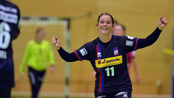 Da kommt Freude: Blombergs Rechtsau&szlig;en Lisa Rajes jubelt &uuml;ber den klaren Ausw&auml;rtssieg bei HSG Bad Wildungen Vipers. - &copy; Eibner Pressefoto