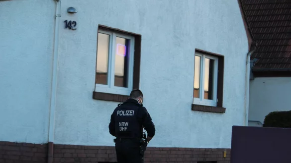 Die Polizei durchsuchte am Mittwoch ein Bordell in Löhne. Ein Neonlicht im Fenster ("Open") weist darauf hin, dass das Etablissment zu dem Zeitpunkt wahrscheinlich eigentlich geöffnet war. - © Lukas Brekenkamp