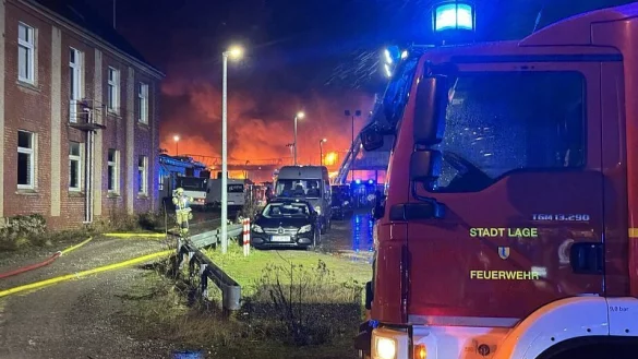Die Polizei sucht Zeugen, die etwas zur Ursache des Großbrands in Lage beitragen können. - © Freitag-TV