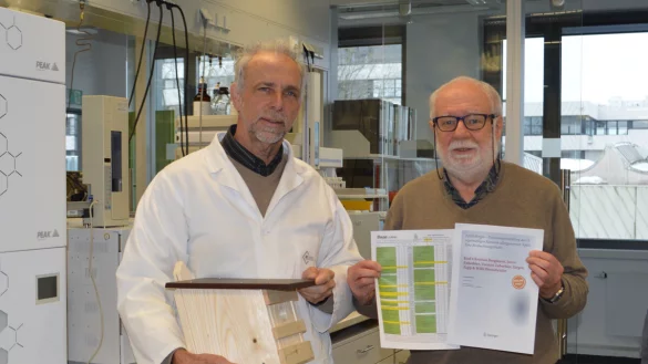 Die TH OWL hat mit Unterstützung des BUND Lemgo eine Studie zum Einfluss alter Apfelsorten gemacht. Das Foto zeigt Professor Dr. Jürgen Zapp (links) und Willi Hennebrüder vom BUND Lemgo mit dem aktualisierten Ergebnisbericht zur Studie. Zapp bekam als Dankeschön für die Unterstützung einen Großraumnistkasten. - © BUND Lemgo