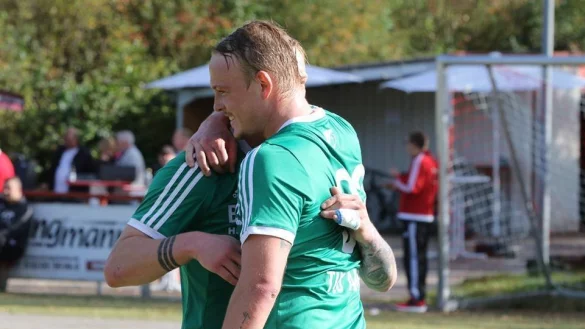 Saison 17/18: Hier bejubelt J&ouml;rn Seifert (rechts) sein Tor mit Zwillingsbruder S&ouml;ren beim Ligaspiel gegen den TuS Lipperreihe. - &copy; Archiv: Oliver K&ouml;nig