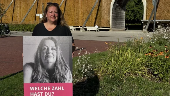 Organisatorin Sabine Mirbach mit einem Ausstellungsplakat. - © Sven Kienscherf