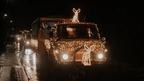 Am 21. Dezember werden festlich beleuchtete Trecker wieder durch Wüsten fahren. - © MC Wüsten