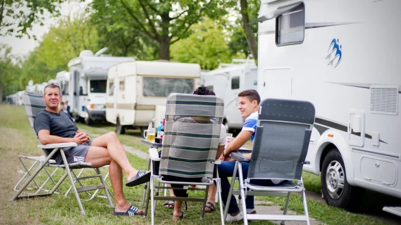 Auch bei jungen Leuten sehr gefragt: Ein Urlaub auf dem Campingplatz in freier Natur. - &copy; dpa