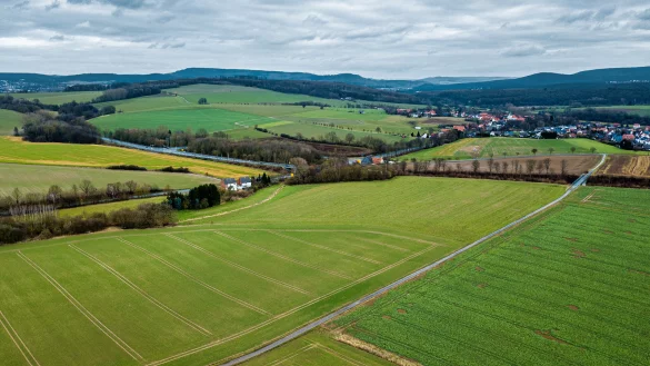 Auf diesem Areal soll k&uuml;nftig ein Logistikzentrum f&uuml;r bis zu 1500 Mitarbeiter entstehen. Im Hintergrund ist die Ortschaft W&ouml;bbel zu sehen. - &copy; Torben Gocke