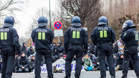 Polizisten in Hannover nahe dem HCC Hannover Congress Centrum neben Gegendemonstranten. - &copy; picture alliance / Peter Steffen/dpa