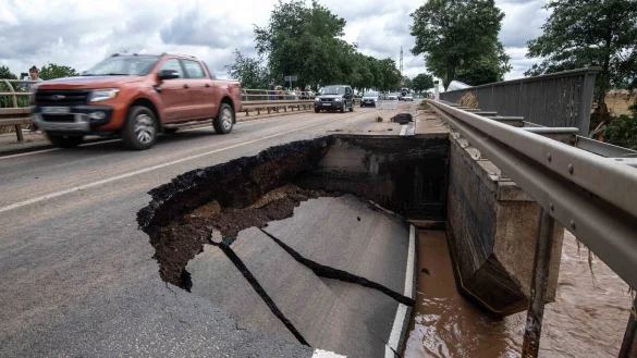 Autos fahren in Euskirchen &uuml;ber eine Br&uuml;cke, die teilweise zusammengebrochen ist. - &copy; Marius Becker/dpa