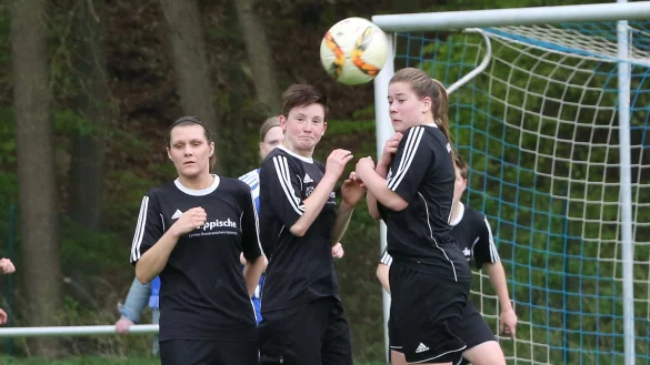 Die Donopp-Vo&szlig;heiderinnen machen das Tor dicht: (von links) Marina Heidebrecht, Melanie Gutsch und Milena Szymkowiak. - &copy; Paul Cohen