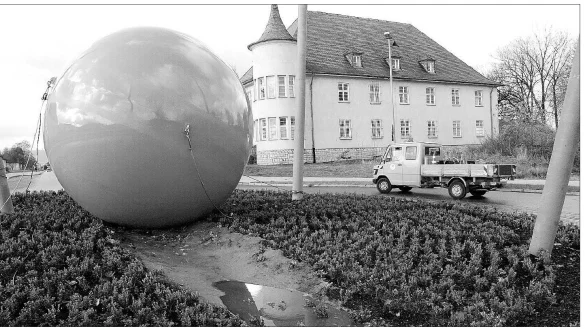Nur fünf Wochen nach ihrer Einweihung im Jahr 2002 ist die Kugel an der Richthofenstraße abgestürzt. - © LZ-Archiv/Bernhard Preuß