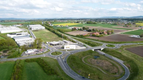 Zwei Kreisel am Ende der L 712n: Zur linken Seite gehts nach Elverdissen, zur rechten nach Altenhagen/Milse, nach oben geht es gen Lippe und zur A 2. - &copy; Detlef Wittig