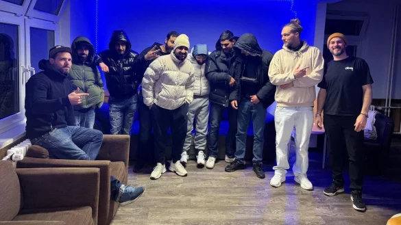 Jona Hauptfleisch (links, Leitung Plan I/Pro Regio e. V.), rechts die Dozenten Florian (Wunso) und Luca (Loyal Records) aus Köln, die mit den Jugendlichen Musik machten. - © Jona Hauptfleisch